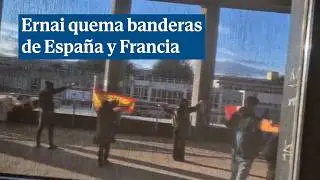 J&oacute;venes de la izquierda abertzale queman banderas de Espa&ntilde;a y Francia en la Universidad