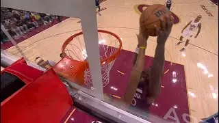 Jarrett Allen rejects Julius Randle's dunk attempt and then dunks on him at the other end