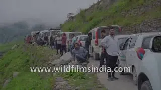 Himalayan traffic jam: Tourists stranded on way to Rohtang Pass in a long queue