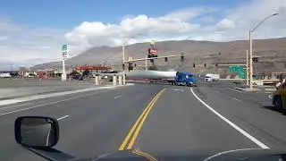Windmill blade takes a turn in the intersection in Biggs Junction,  Oregon - BigRigTravels