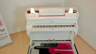 Schimmel Klavier in wei&szlig; matt, mit Leuchter