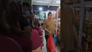 WoW! 這家瘋老板狂大姐Crazy Bosses的年饼大减价哦! 人潮太多了，来這里买年貨一定要兩人來會比較快！一个是准备选貨，另一个是准备排队给钱！分工行動就會很快完成!