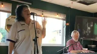 Maria wows 'em at the Green Growler, Croton-on-Hudson NY, September 28, 2025.