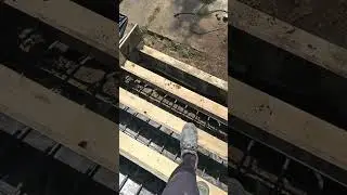 Betoniniu lauko laiptu surinktas karkasas, paruostas betonavimui.
