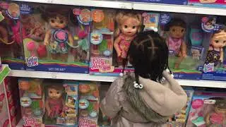Toys R Us run to get Baby Alive Snackin&rsquo; Sara before the Big Closing