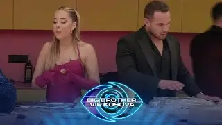 Banorët emocionohen kur shohin ushqimin e sjellë nga familjarët e tyre.