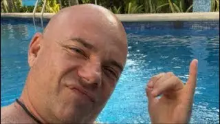 Swim up bar