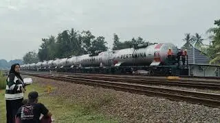 Momen Kereta Bertemu : KA Pertamina ketemu KA Bogowonto Minggu Pagi Stasiun Rewulu
