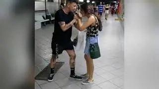 Dois jovens se encaram ferozmente antes de uma batalha mortal