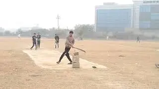 Khiladi cricket khel rahe hain