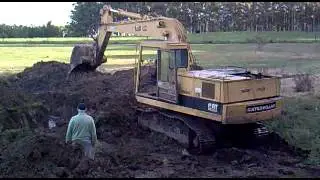 Caterpillar 215 LC en operacion