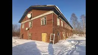 Большой заброшенный дом на отшибе. Холод и решётки на окнах