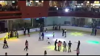 Suasana Ice Skating di Bintaro Xchange BX Ice Rink