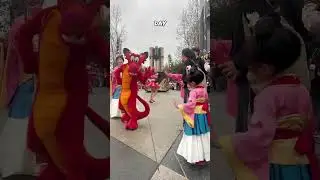 The moment Mulan saw her outfit at the parade 😢 #disney #heartwarming #shorts