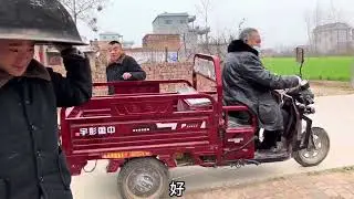 红伟三大娘锅漏了 红伟爷俩帮忙去修！农村的亲情没有花言巧语… #我的乡村生活 #传递温暖 #正能量