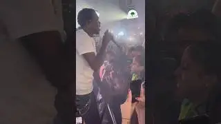 Skillibeng doing it with one of his fan in the crowd