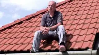 Handwerker baut Tageslicht-Spot ein