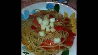 Spaghetti integrali con peperoni rossi, peperoni gialli e formaggio Caciocavallo home-made