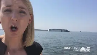 Tłum zebrał się na molo St. Simons, aby obejrzeć przewr&oacute;cony statek towarowy