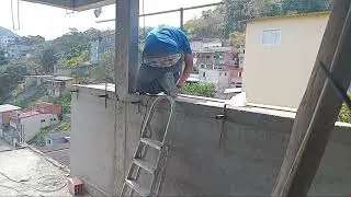 Montando o parapeito no andaime
