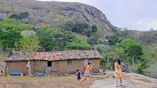 Em uma tapera de casa no pé da serra sem água e sem energia no sertão 