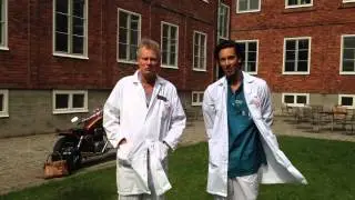 Professor Bj&ouml;rn Klinge och tandl&auml;karstudent Philip Arneryd antar - ALS Ice Bucket Challenge