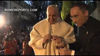 El Papa llega a la Nunciatura Apostólica entre bailes, regalos y una canción personal