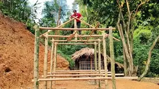 The girl began building a new bamboo house to live in harmony with nature