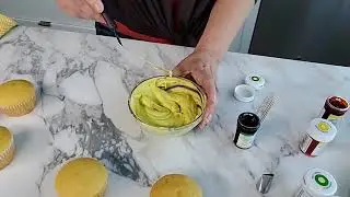 LIVE: How to Make Colorful Textured Buttercream Cupcakes