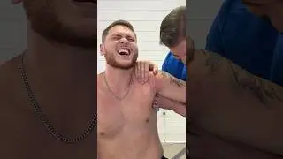 Chiro POPS SHOULDER 😳 Snapping Scapula Grinds & Clunks #shorts