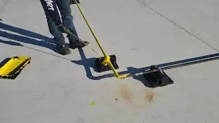 Painting a gas line on roof with safety paint Pintanto una linia de gas en un techo! first coat pt1