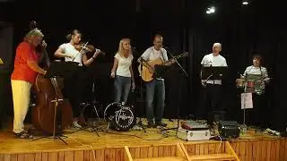 TAKHRAJ - Zuzana Navarová, její život a písně; Mnichovo Hradiště, Kafé Ořech