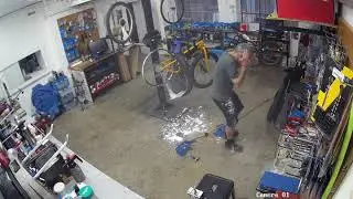 MTB tubeless tire explodes... BOOM!