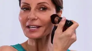 Donna tries Airbrush for the first time!