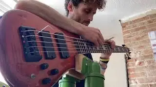 Насколько низко вы можете опуститься? 5-струнная установка Spector Rebop в очень низком строе.