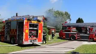 Omfattende brand på Kalvehave Mark: Slukningsarbejde hæmmes af kraftig blæst