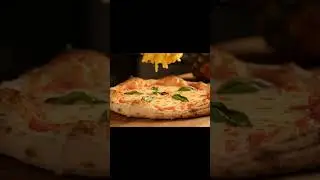How To Grate Pinapple On A Perfect Neopolitan Pizza? #asmr #naplespizza #pizza