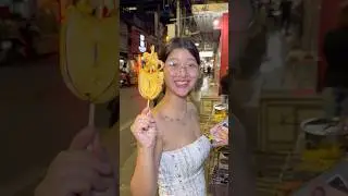 Палм приглашает нас попробовать лучшие кальмары на гриле в известном киоске в Силоме. - Тайская у...
