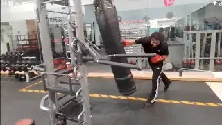 Gibrán (Musulmán). Entrenamiento de boxeo y pesas para combates. Familia (padre y madre) entrenando.