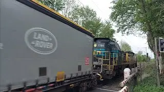 Bahnübergang im Krugfeld Hildesheim Züge am Samstag 4.5.2024 Sonderzug, Güterzüge