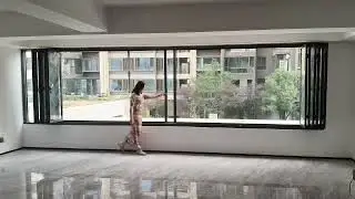 Bi fold window with retractable fly screen