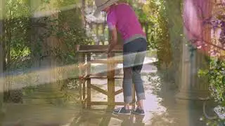 573023   Folding Garden Potting Bench