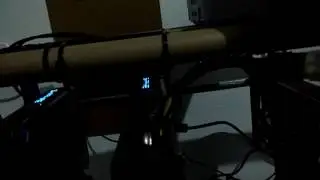 Minerando Ethereum e ZCash usando fonte de servidor para alimentar as RX 580.