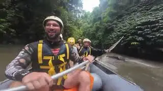 Dont look up Fishing Spider!! 🕷😅 #funny #bali #whitewaterrafting #fail #spider #viral 