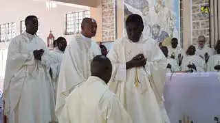 TAZAMA TENDO HILI LA KIIMANI MAPADRI WAKIMUWEKEA MIKONO KICHWANI SHEMASI AVITUS SERAPION