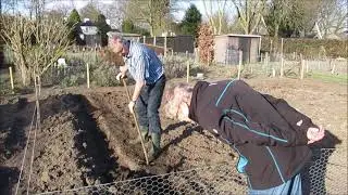 Louis Fraanje - Kijkje bij het omspitten van de tuin in Lunteren