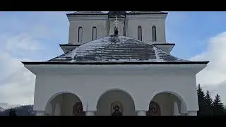 &Icirc;n curtea Mănăstirii Caraiman 
