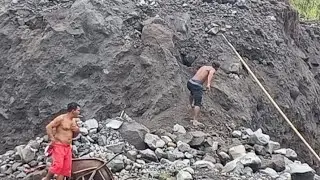 Be careful, the cliff is prone to landslides 