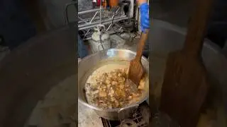 Preparando los chicharrones y tambi&eacute;n la rica Asadura
