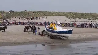 Demonstratie lancering paardenreddingboot Ameland